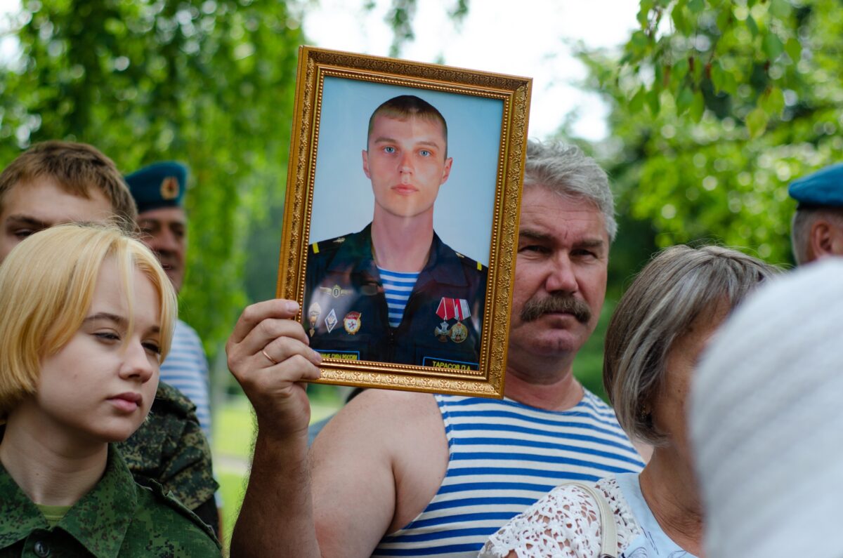 Андрей Тарасов с портретом сына в День ВДВ. Фото из архива редакции 