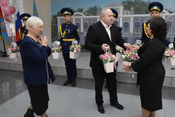 Максим Косенков поздравил тамбовчанок с Днем матери
