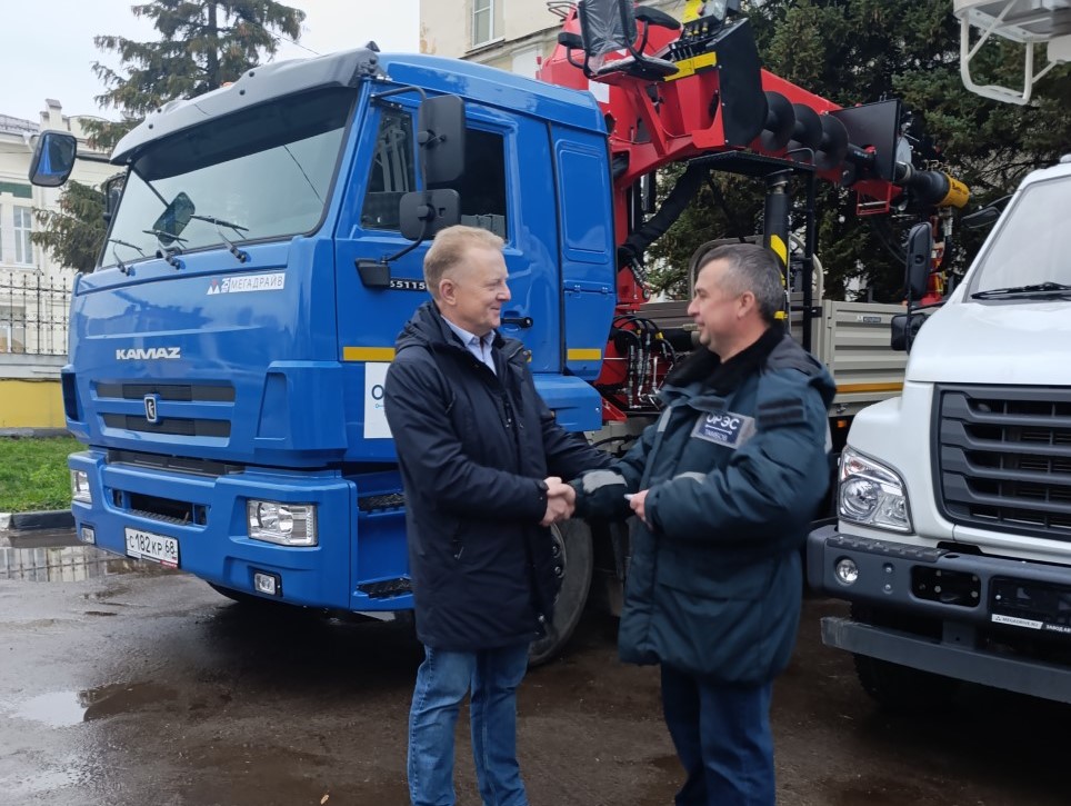 Ключи от нового автотранспорта вручает исполнительный директор "ОРЭС-Тамбов" Юрий Демин