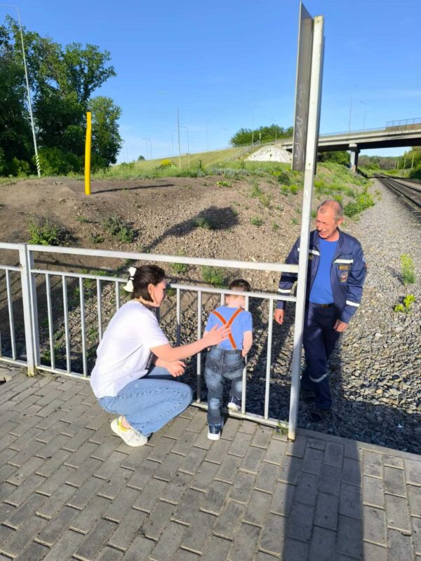 Любознательный мальчик застрял в металлическом ограждении. Фото Аварийно-спасательной службы Тамбова 