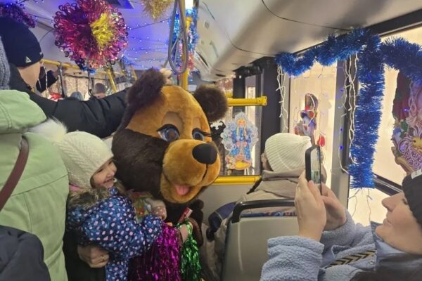 По Тамбову курсирует новогодний автобус с подарками