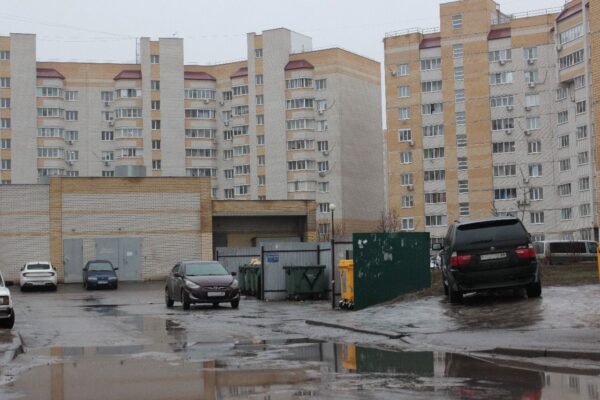 Тамбовчанам напомнили о штрафах за парковку у мусорных площадок