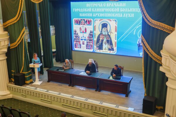 Молодых врачей больницы им. Архиепископа Луки благословили на милосердный труд