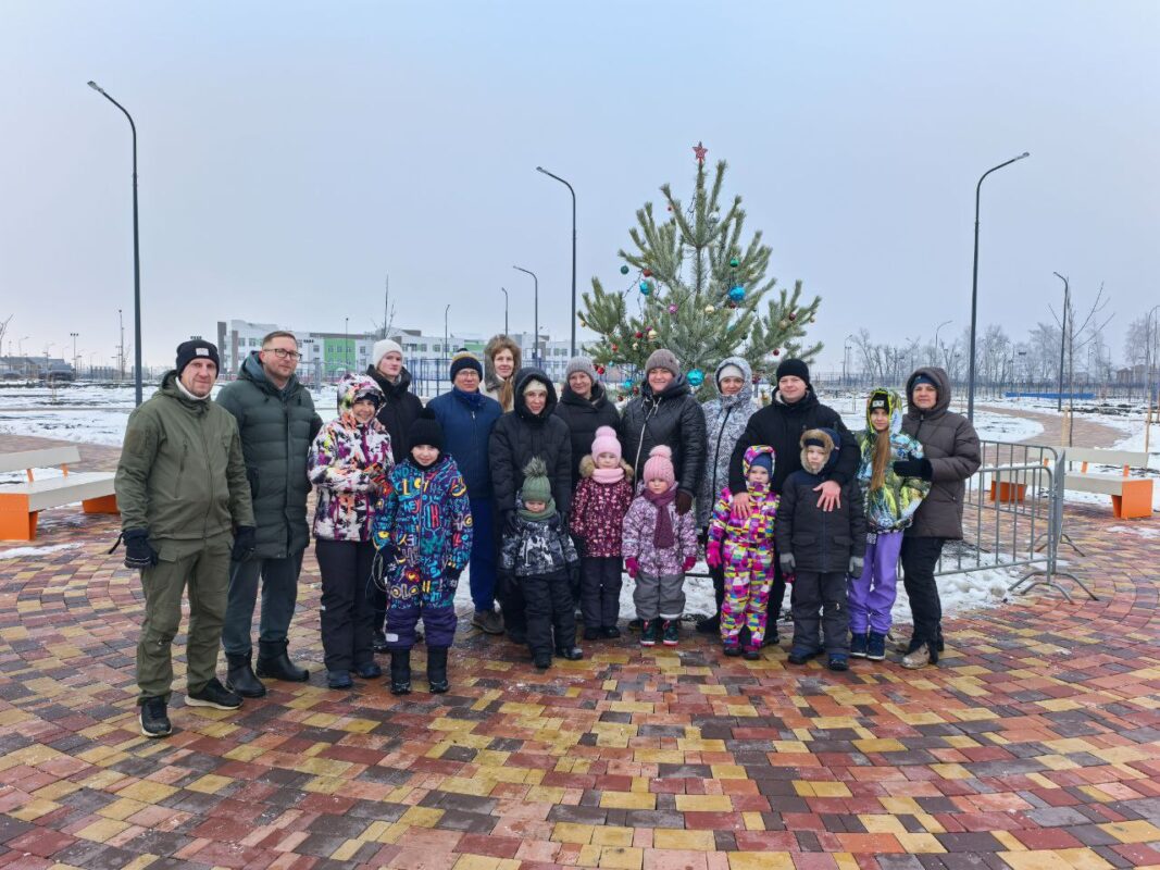 Жители Майского у ёлки. Фото Таисии Кирилловой