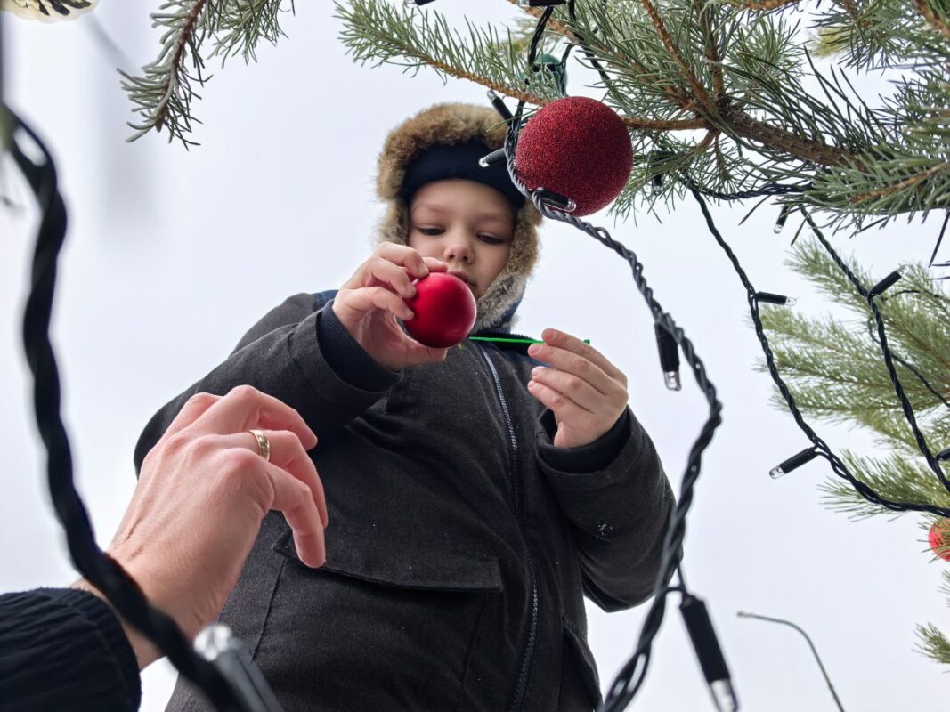 Украшение новогодней ёлки в Майском. Фото Таисии Кирилловой