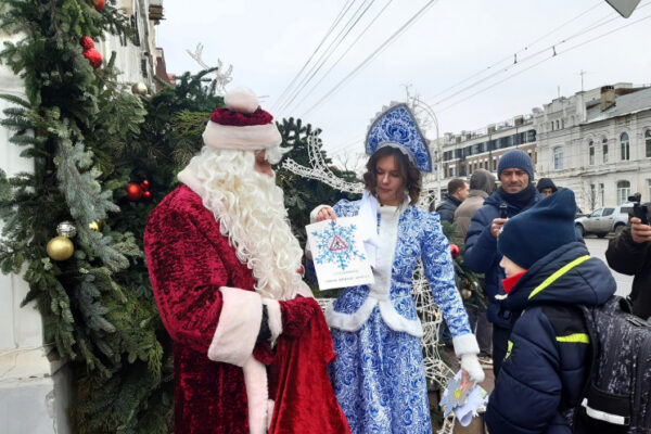 Горожан на улицах Тамбова поздравляет полицейский Дед Мороз