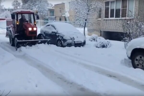 Городская техника выходит на расчистку тамбовских дворов