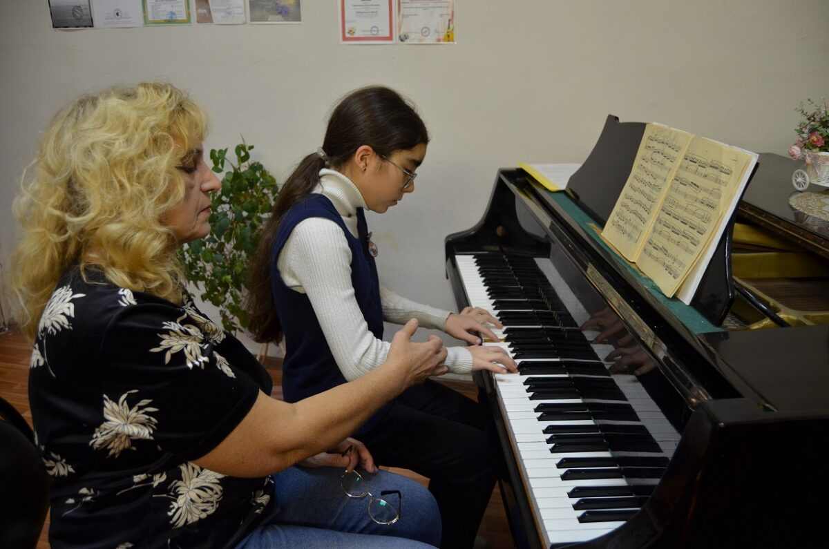 С каждым юным музыкантом занимаются индивидуально