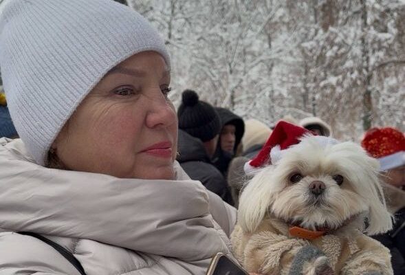 27 собак и 1 котенок: в Тамбове прошел новогодний парад домашних питомцев