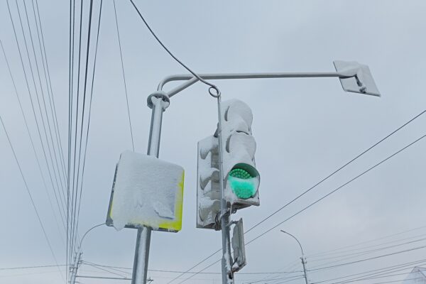Затруднено движение в Тамбове: снегопад не позволяет большегрузам проехать