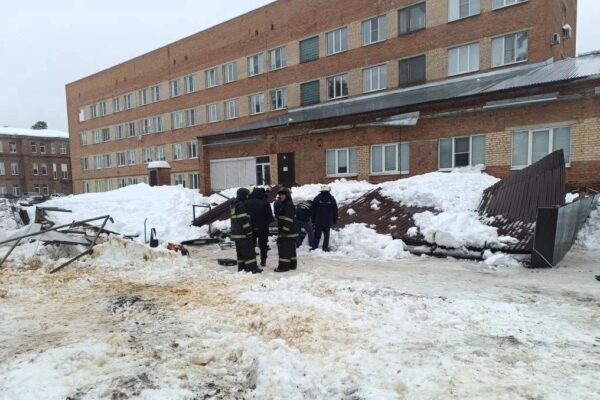 В Котовске входной козырек городской больницы обрушился на слесаря: мужчина погиб