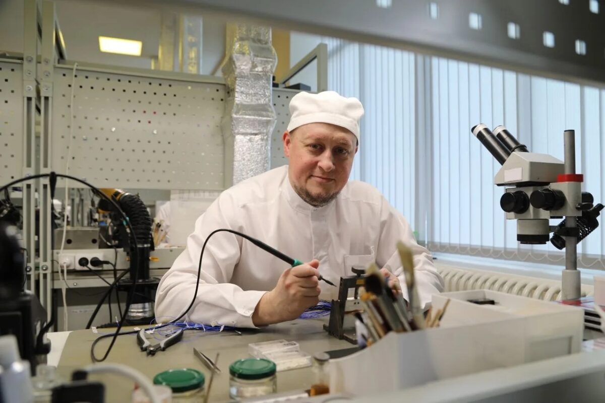 Алексей Гречишников за работой .Фото Тамбовского завода «Электроприбор» (входит в КРЭТ Госкорпорации «Ростех»)