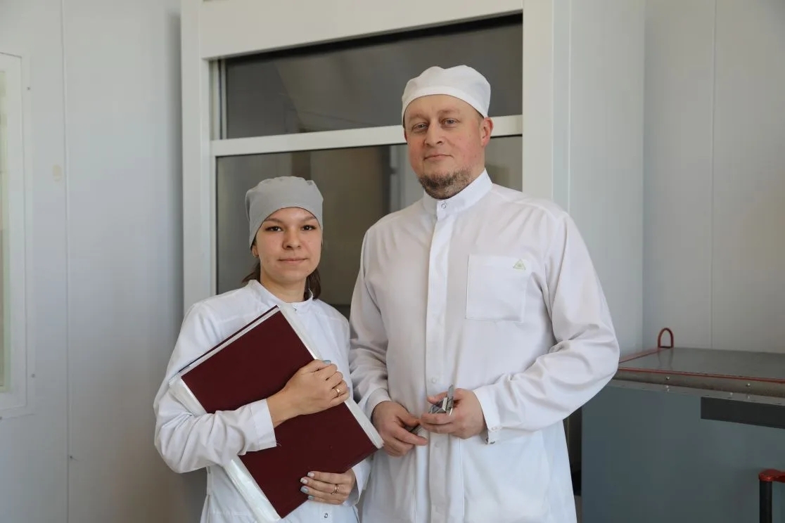 Алексей Гречишников и Олеся Болдырева на рабочем месте. Фото Тамбовского завода «Электроприбор» (входит в КРЭТ Госкорпорации «Ростех»)