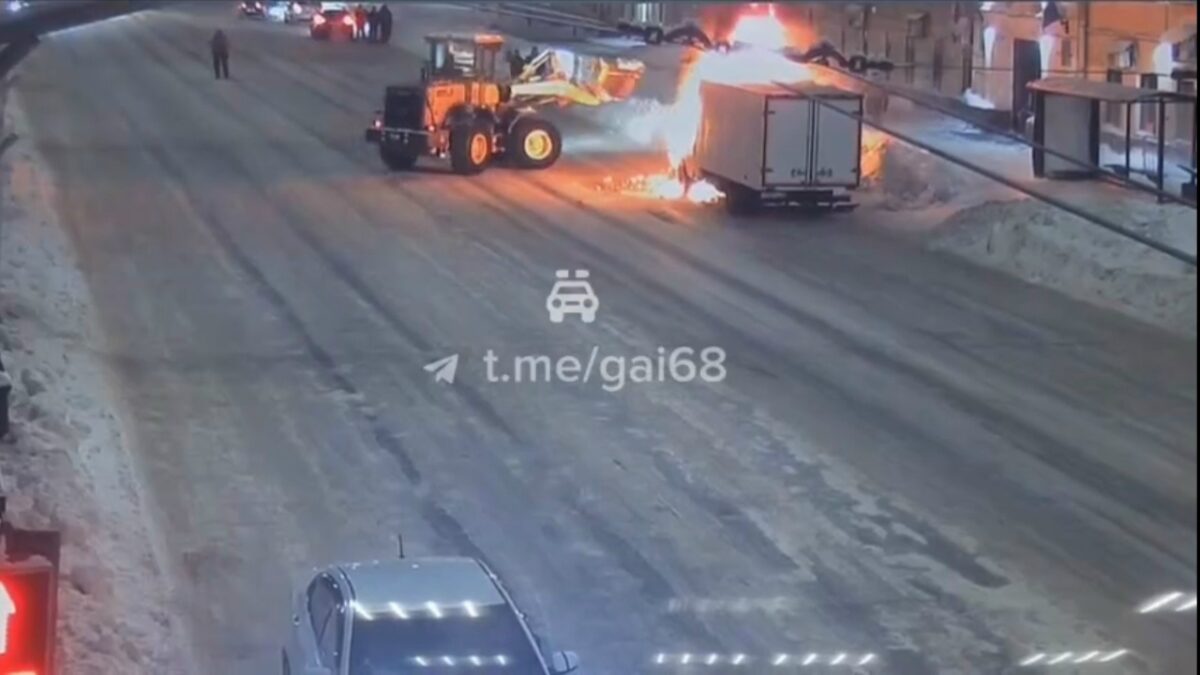 Горящая "газель" на Советской. Скриншот видео ТГ-канала "Полоса безопасности"