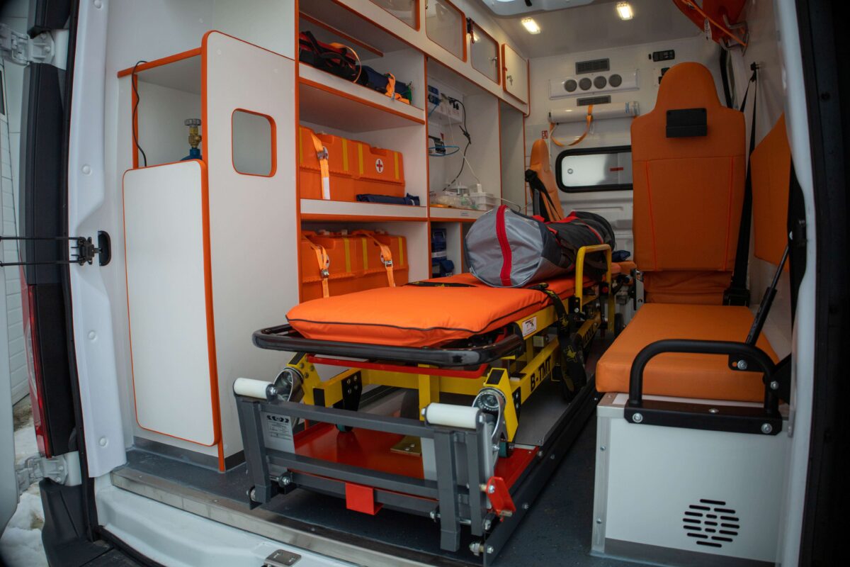Современный автомобиль скорой - настоящий реанимобиль