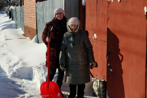 Елена Леонова помогла ветерану Великой Отечественной войны с расчисткой снега