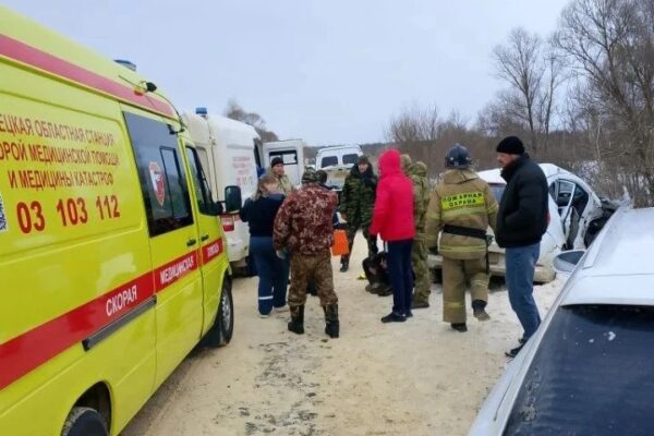 Бойцы тамбовского СОБРа «Таран» экстренно помогли пострадавшей в ДТП семье