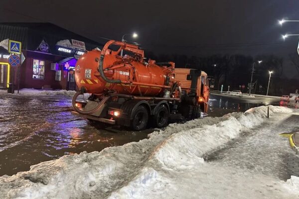 Вывоз снега и откачку воды с улиц Тамбова ведут круглосуточно