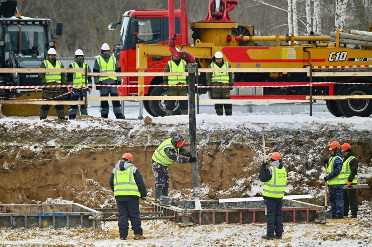 Закладка камня в строительство нового цеха завода "Электроприбор". Фото с личной страницы Евгения Первышова