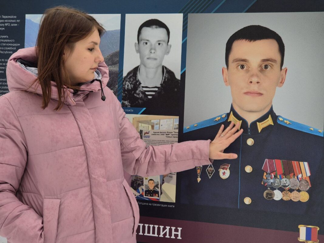 Вдова Героя России Ольга Лапшина у портрета мужа 