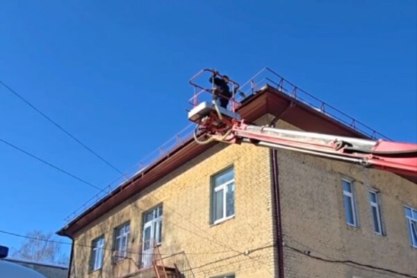 В Тамбове продолжают борьбу с наледью и сосульками