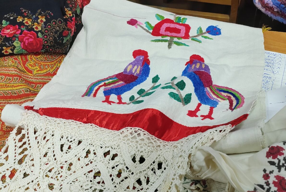 Вышивка в "кладовой" ансамбля "Тальяночка"