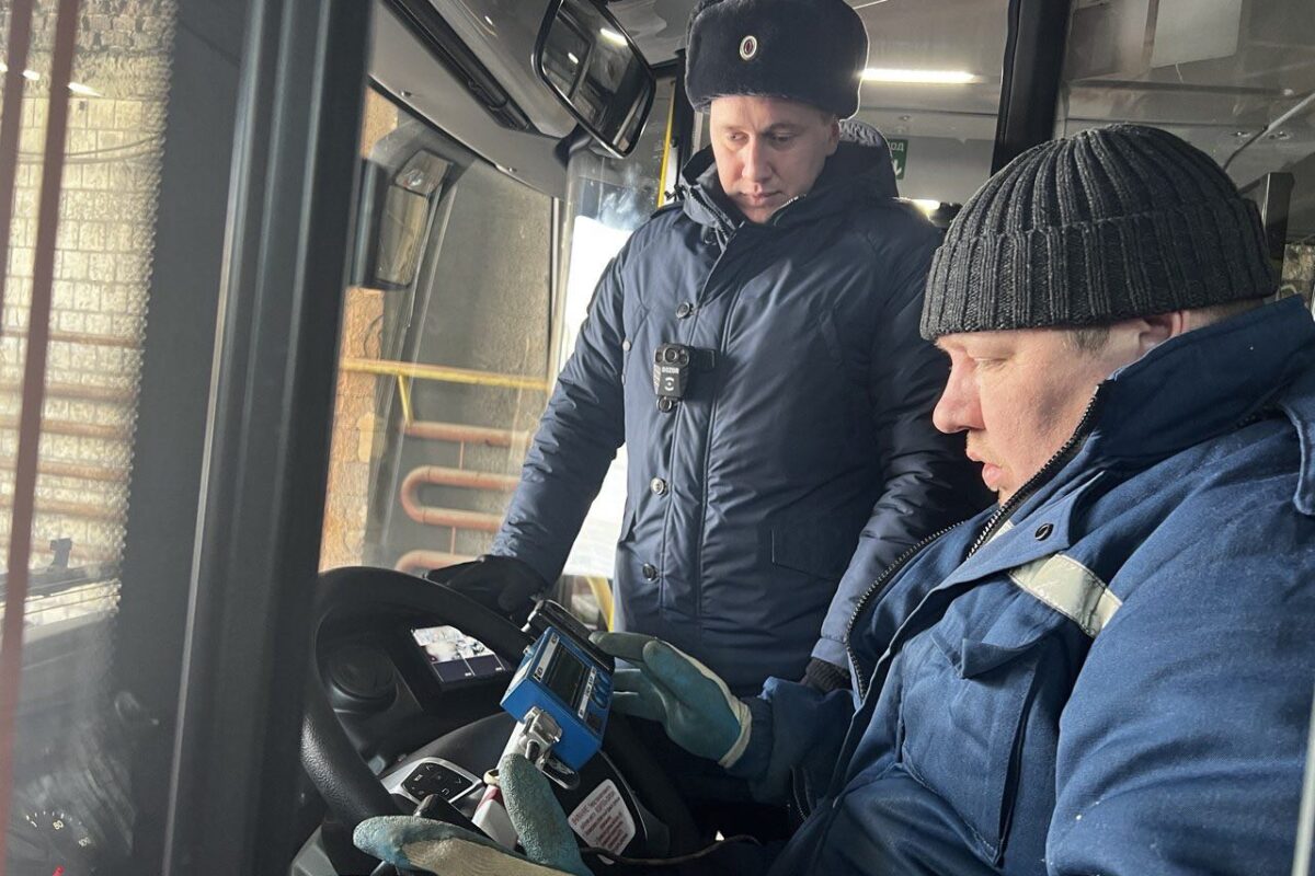 В пункте технического осмотра инспектор контролирует замер люфта экспертом у нового автобуса. Фото ГИБДД