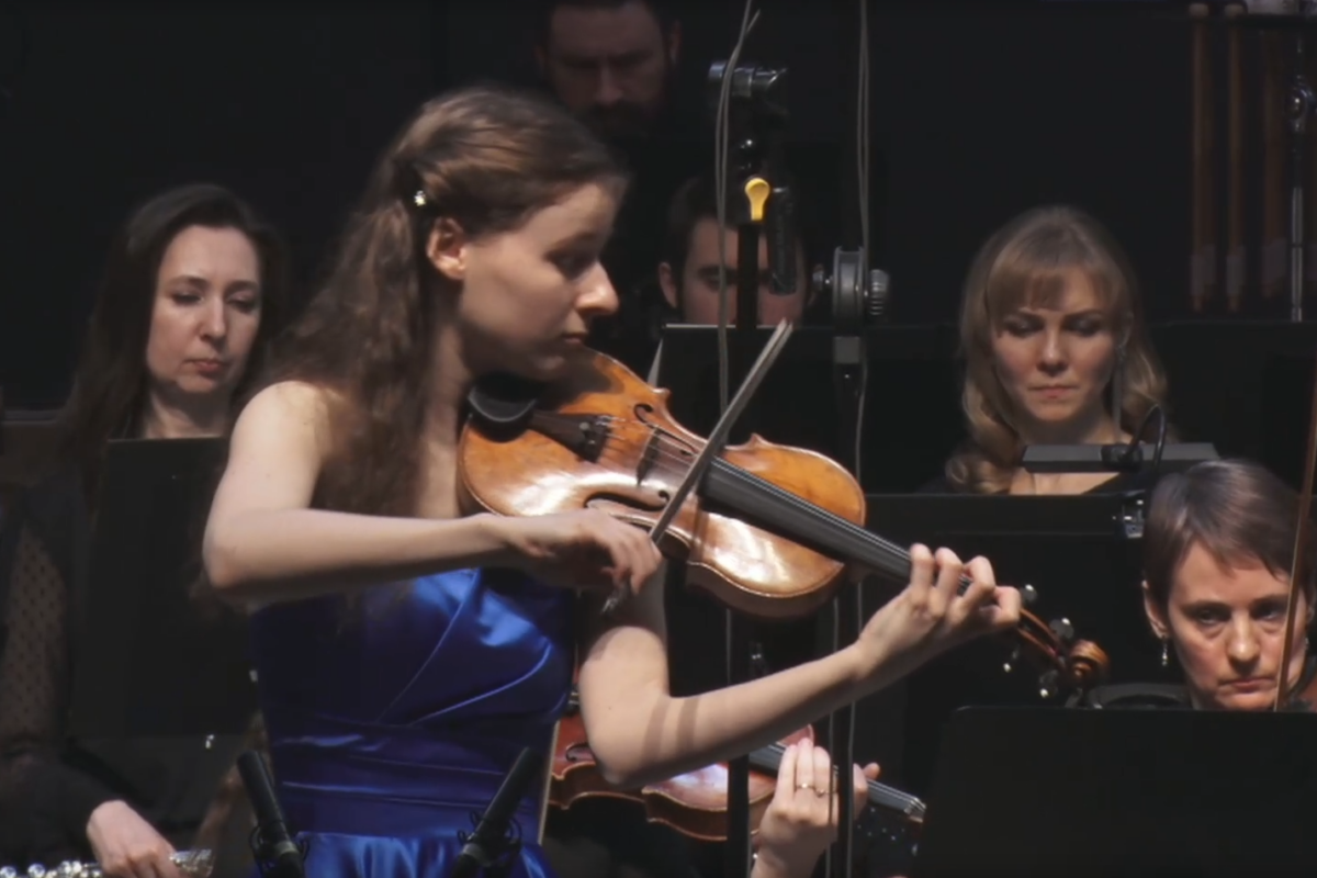 Стефания Поспехина исполнила Скрипичный концерт Чайковского в сопровождении Рахманиновского оркестра