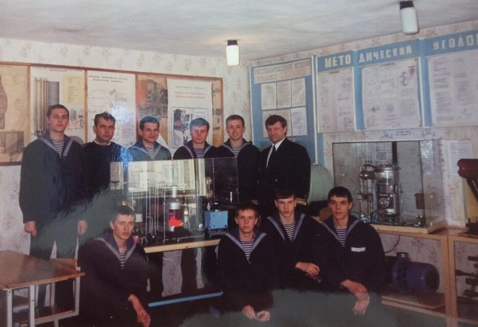 Юрий Константинов с курсантами. Фото из личного архива 