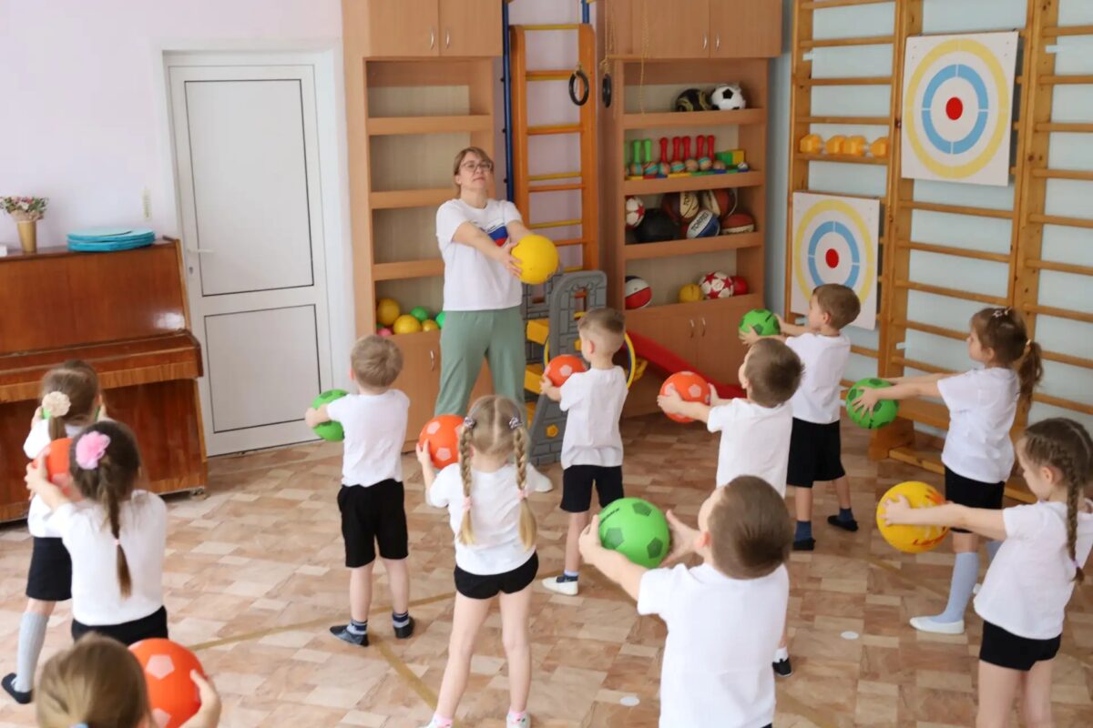 Физкультура в спортивном зале