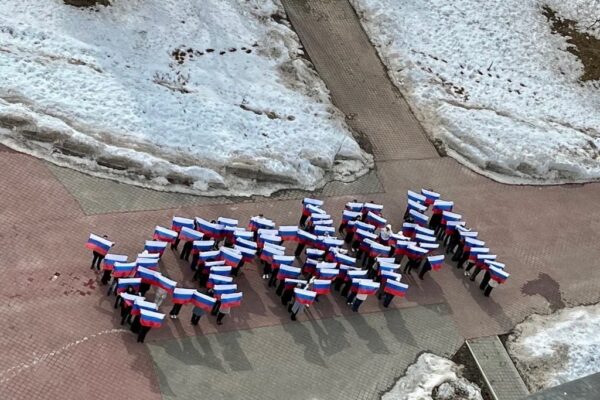 Молодежь Тамбова устроила флешмоб в честь Дня воссоединения Крыма и Севастополя с Россией