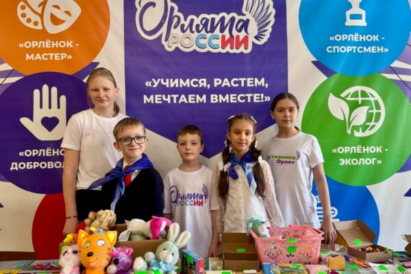Наторговали: ученики школы №31 передали волонтерам СВО выручку с благотворительной ярмарки