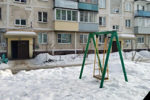 В Тамбове приводят в порядок качели и лавочки во дворах после зимы