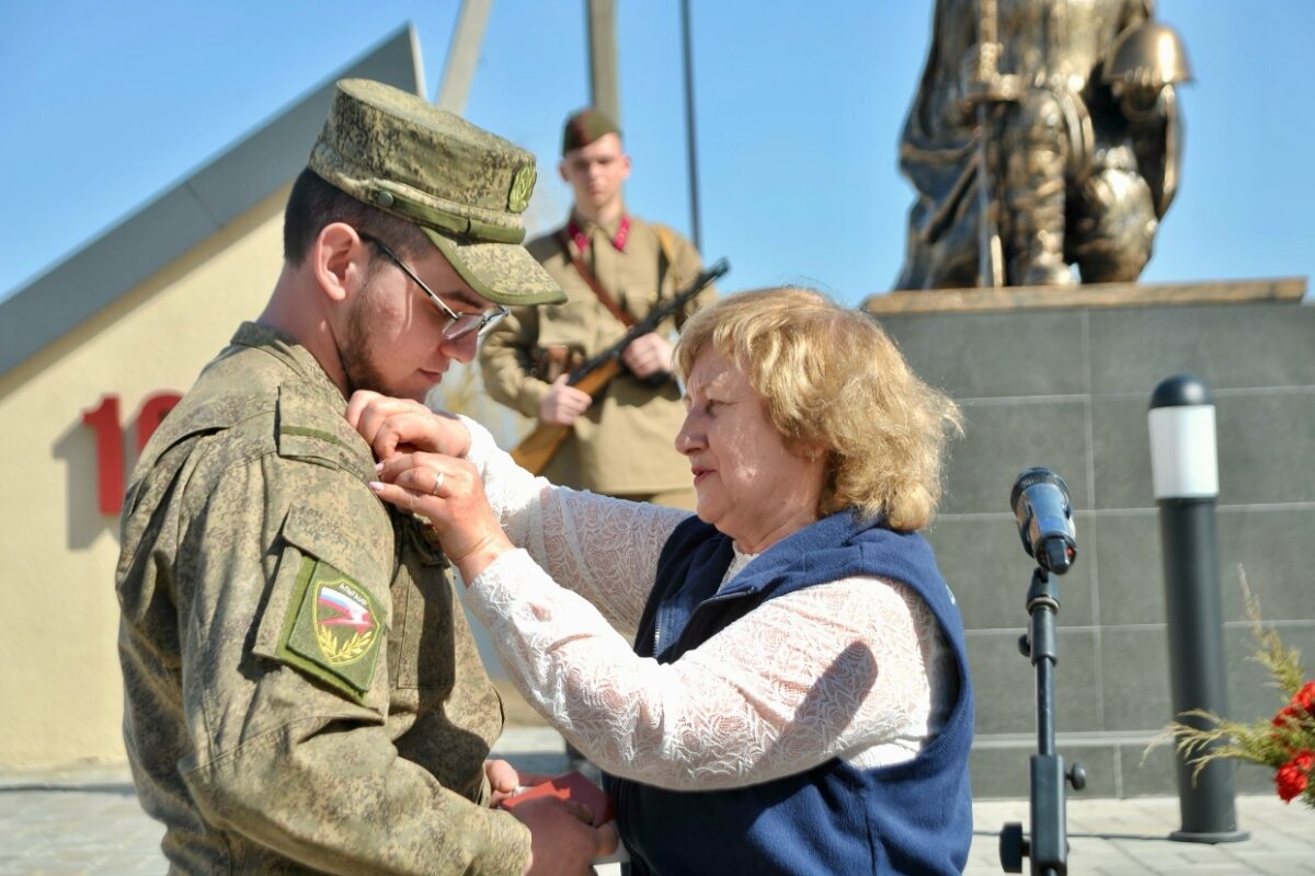 Елена Валатина вручает знак отличия Даниилу Горелкину Елена Валатина вручает знак отличия Даниилу Горелкину