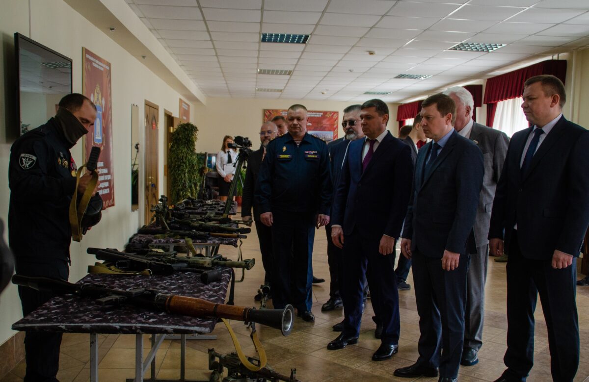 Росгвардейцы демонстрируют вооружение.