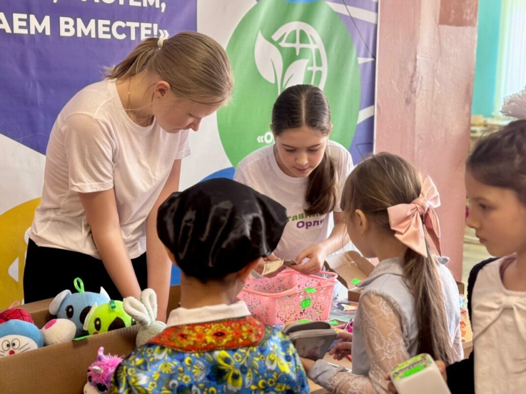 На ярмарке продавали игрушки, поделки, канцтовары