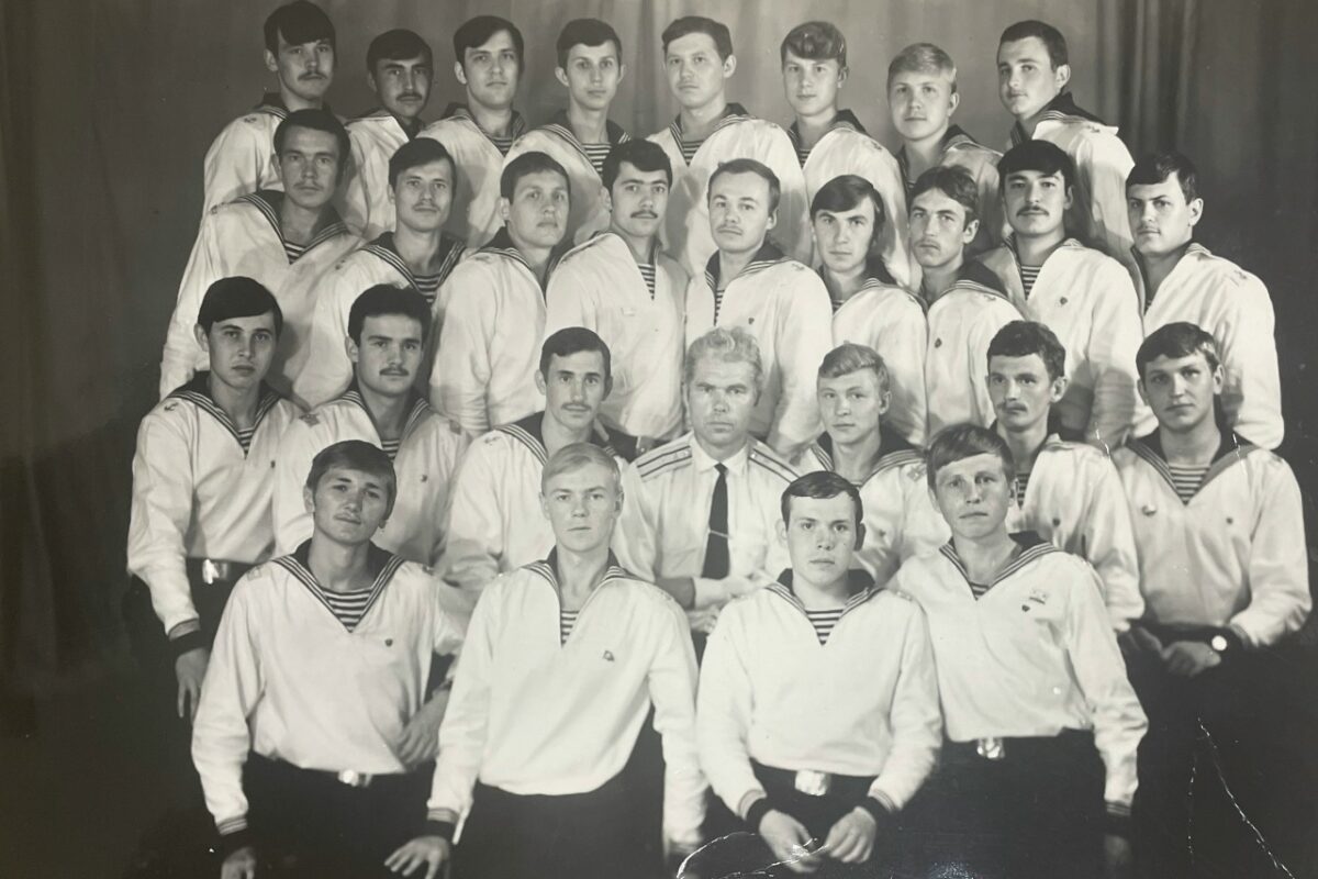 Виктор Авдонкин в военно-морском училище подводного плавания. Виктор в первом нижнем ряду, второй слева