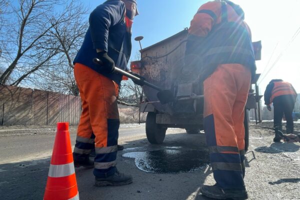 В Тамбове продолжают временно устранять ямы литым асфальтом