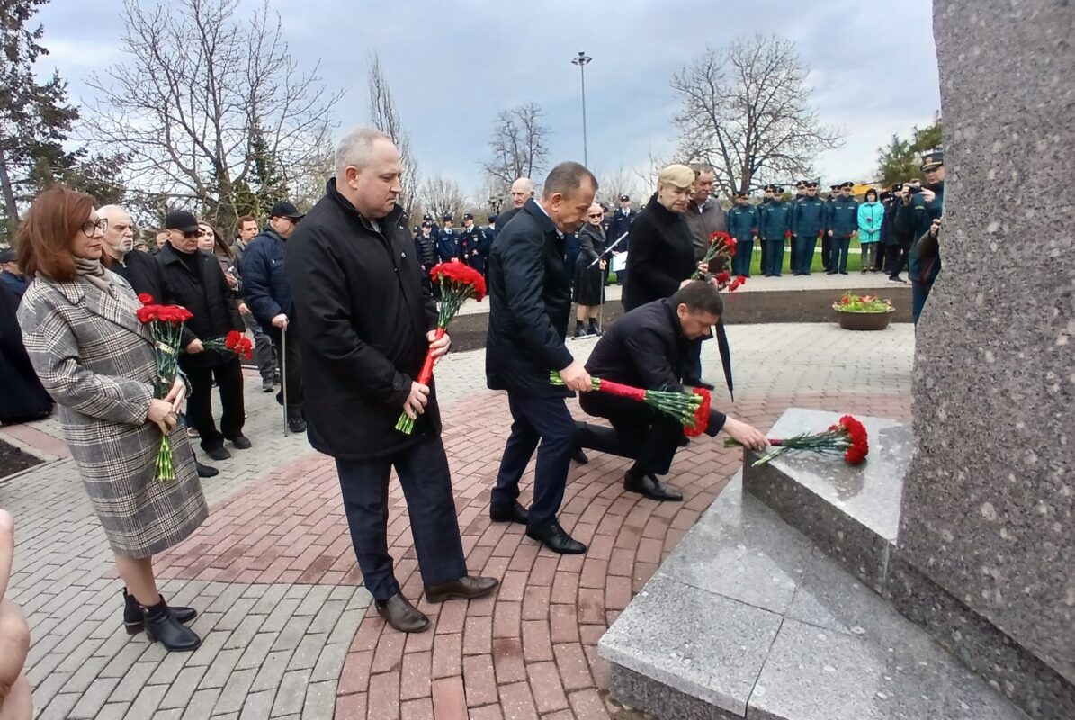 Возложение цветов к мемориалу