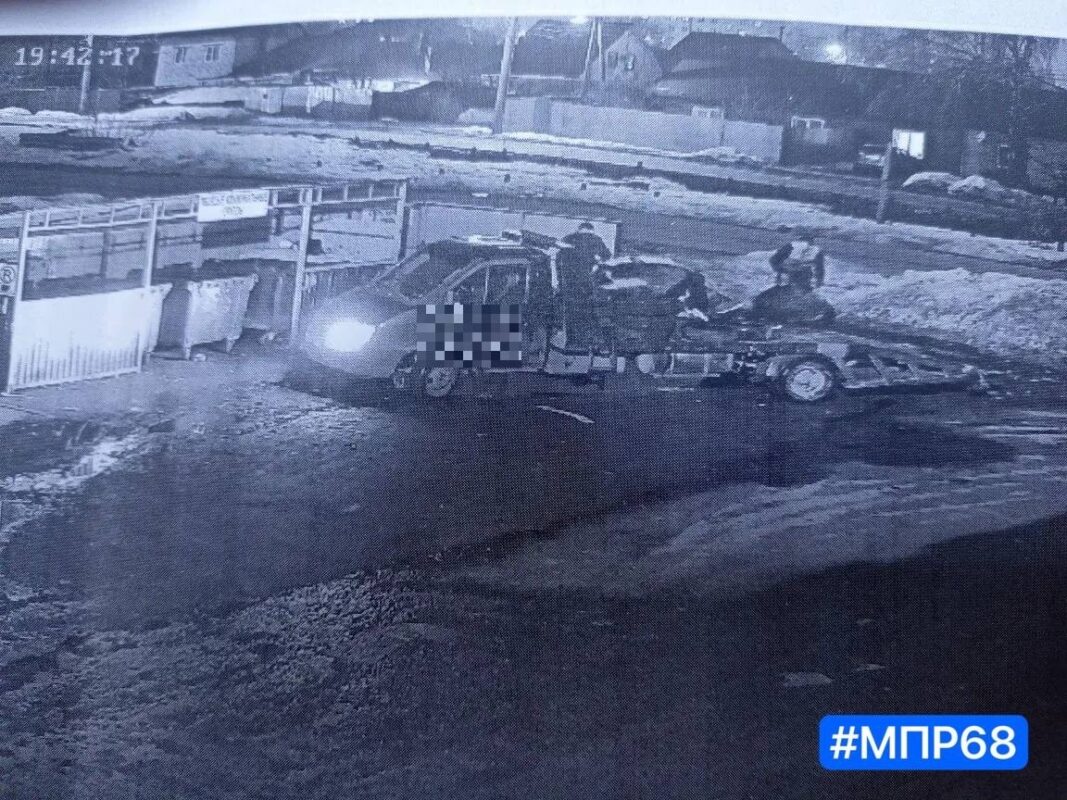 Момент сброса мусора с автомобиля. Фото регионального минэкологии
