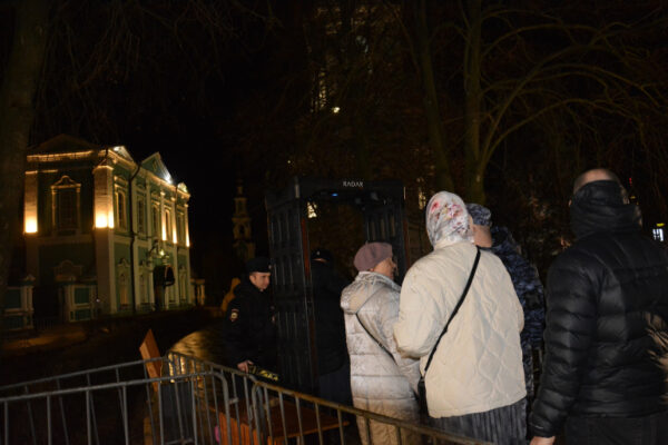 Почти тысяча силовиков обеспечивали безопасность верующих на Пасхальное богослужение