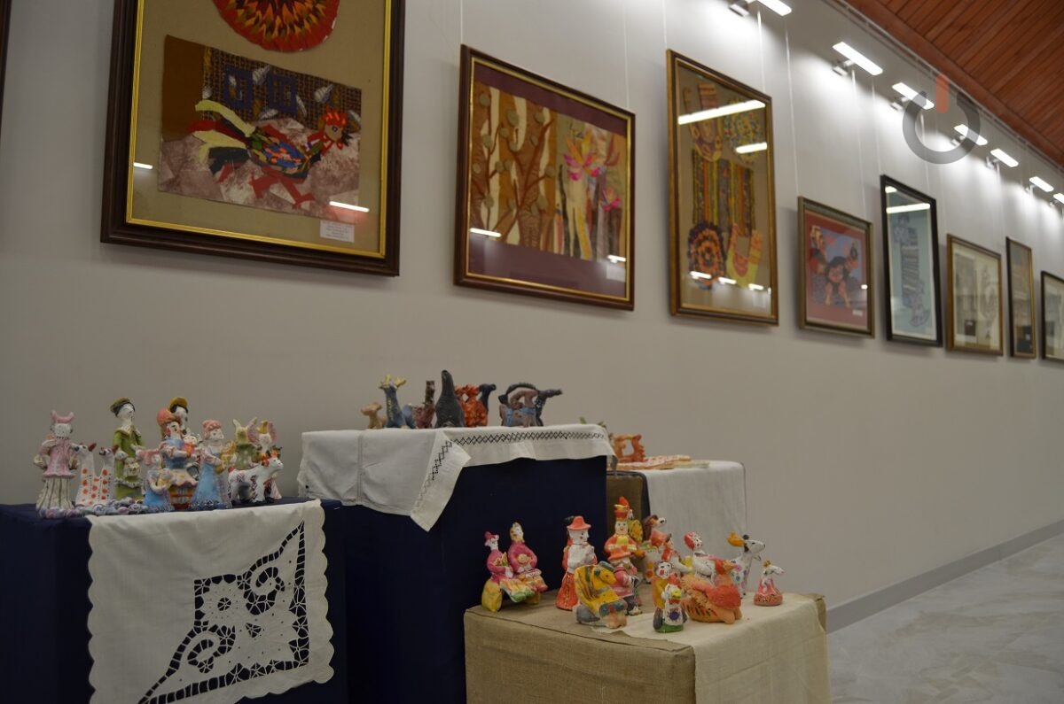 Работы учеников младших классов в выставочном зале