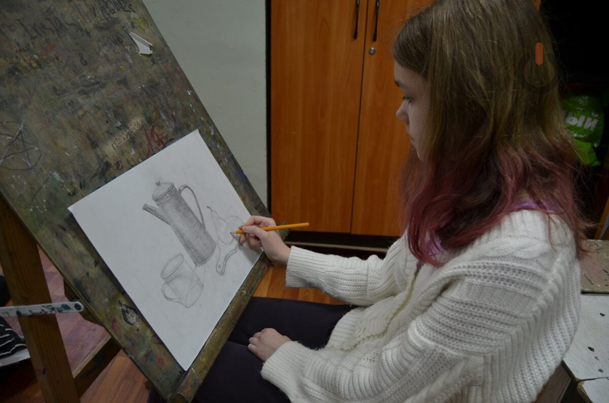 Ученица создает натюрморт