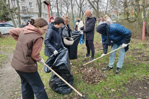 В Тамбове более 600 человек вышли на уборку в День ударного труда