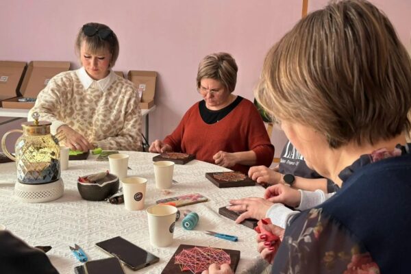 Жены и матери бойцов СВО в Тамбове освоили арт-терапию на базе соццентра