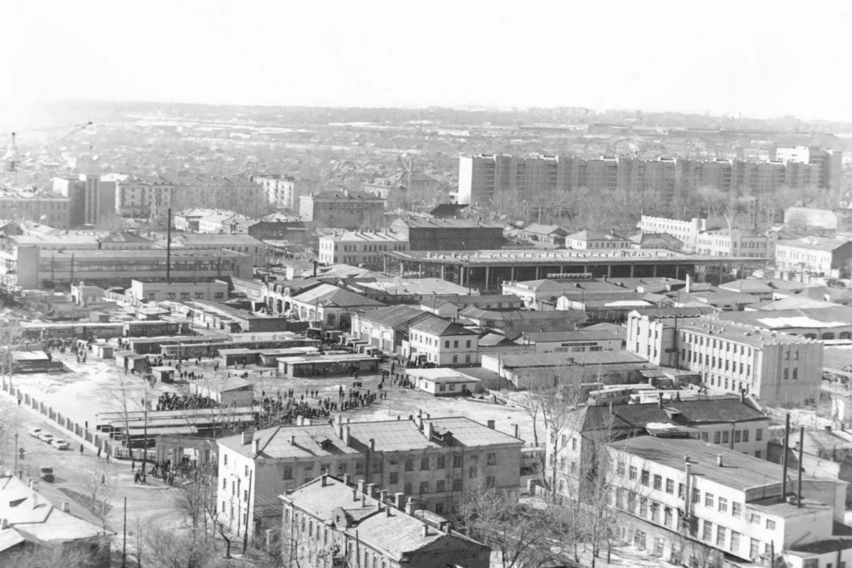 Вид на северо-восточный угол Центрального рынка с элеватора. Фото кон. 1980 - нач. 1981 гг. Автор: Юрий Мешкорудников. Фото со страницы группы "Старый Тамбов" в ВК.