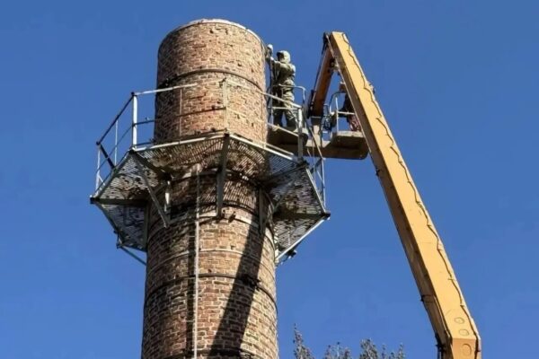 В Тамбове на Пензенской начали демонтировать дымовую трубу бывшей котельной