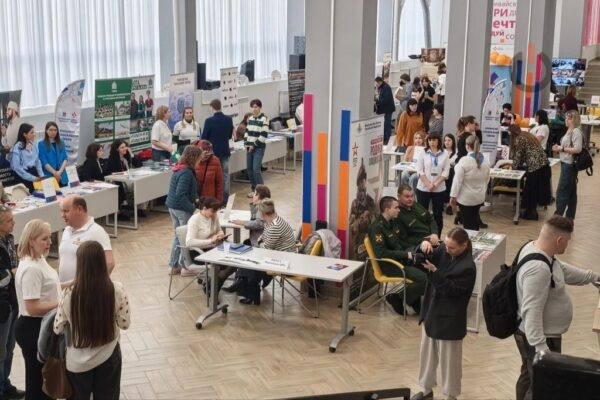 Тамбовчанам представили почти 2 тысячи вакансий на Всероссийской ярмарке трудоустройства