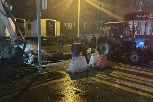 Тепловики Тамбова за ночь экстренно заменили 40 метров изношенных сетей под дорогой