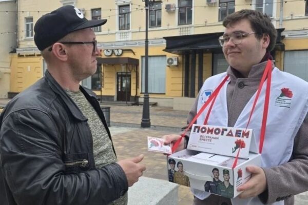 В Тамбове волонтеры-студенты участвуют в акции «Красная гвоздика»